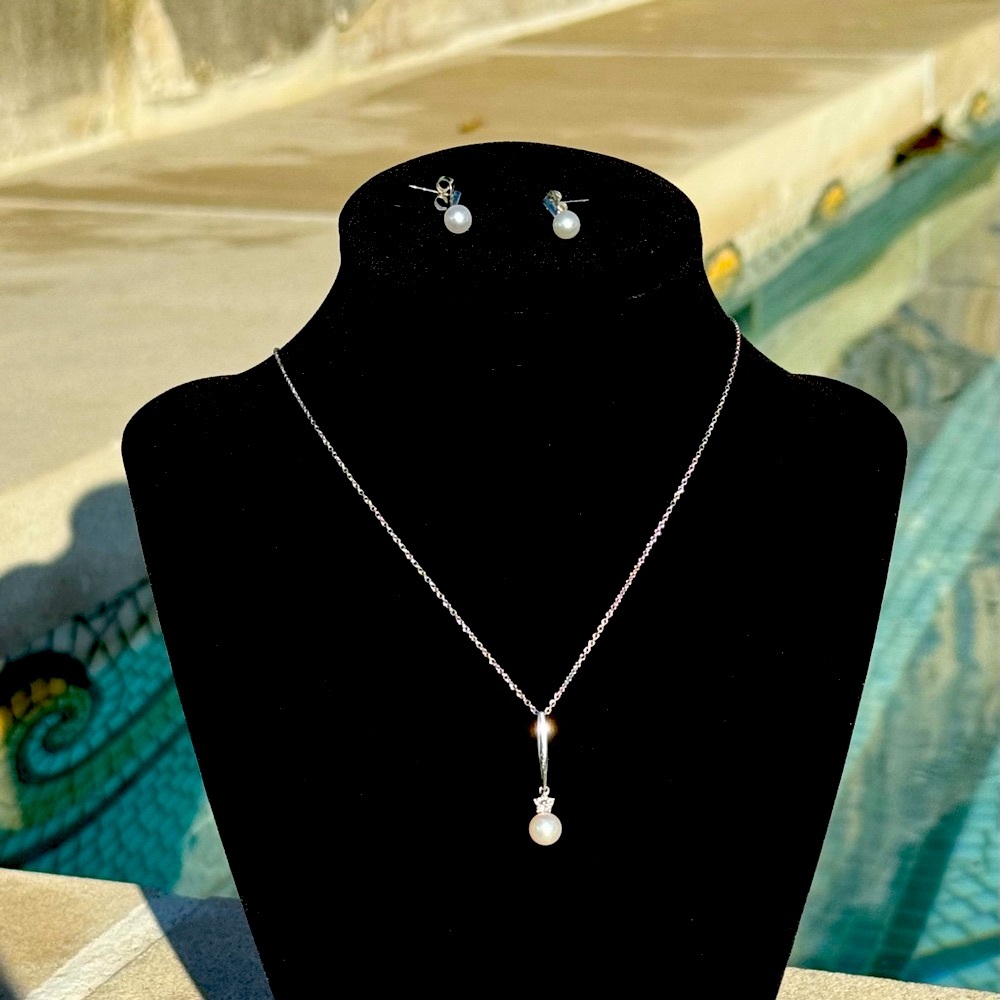10K White gold diamond and cultured pearl necklace and earrings set